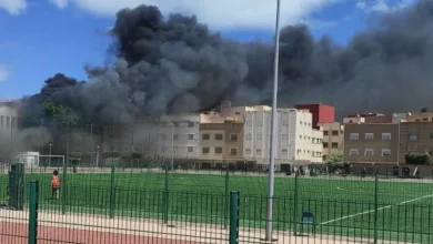 إندلاع حريق مفاجئ بورش المسبح البلدي بالناظور