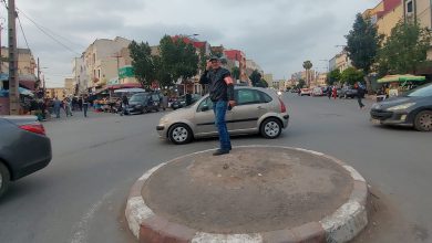 بادرة مُميزة.. عون سلطة بسطات يساهم في تسهيل حركة المرور ” فيديو”