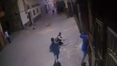 شجار بسيوف على خلفية “سوء الجوار”.. توقيف شخصين بالقصر الكبير (فيديو)