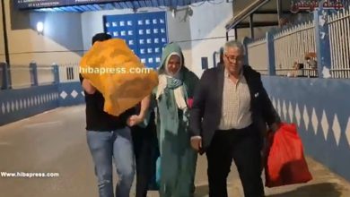 عاجل لحظة مؤثرة.. زوجة طبيب التجميل التازي تغادر أسوار سجن عكاشة