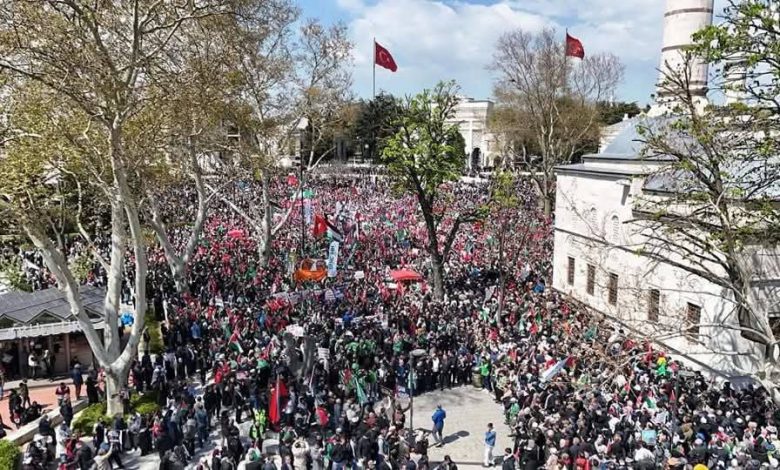 عشرات الآلاف يخرجون في مسيرة حاشدة بالرباط تضامنا مع غزة